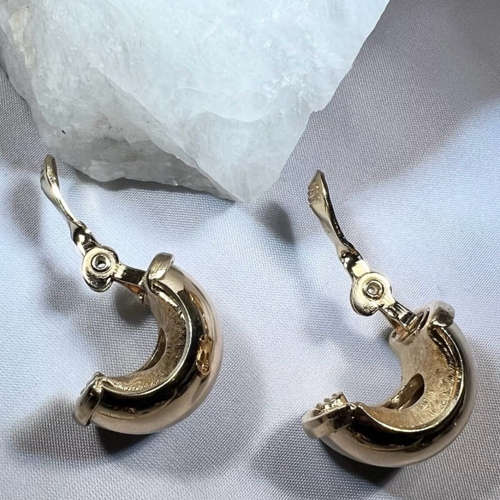 Vintage Monet Large Chunky Heavy Gold Wide Hoop Clip Earrings - Picture 6 of 6